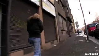 გოგონა ქუსლები სურს cock in pussy და პირში