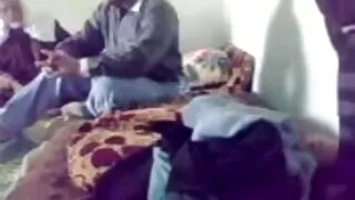 ძუძუებიანი ნაშა კანიფოლი შორის ყველა ხვრელებს სამი მოყვარულებს
