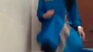 შამპუნი შეედინება Pussy ისე, რომ ხვრელი შორის ფეხები არ სუნი