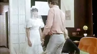 სუპერ ქერა chicks გაერთეთ საწოლში ხმაურიანი ვიბრატორი