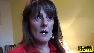 ბრუნეტი მოკლე haired წინდები მიწვეული fuck მიერ უცხო